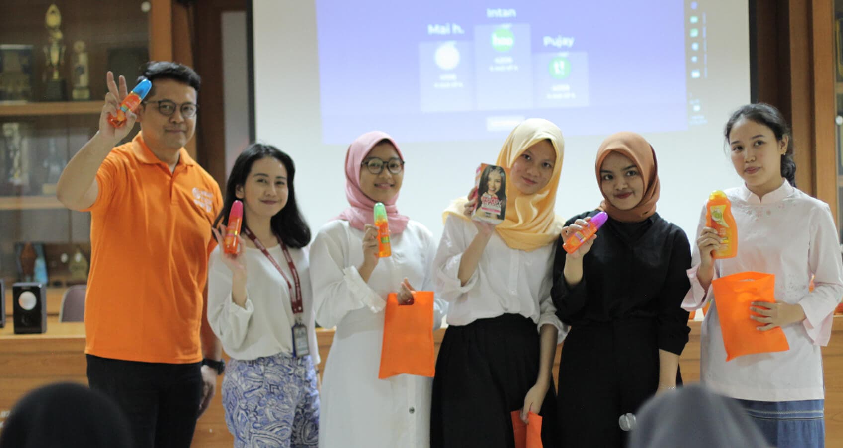 The Excitement of Event #MAKARIZOSchooltoSchool PART II: #EasyStraightDIYWorkshop Do-It-YourSelf Hair Straightening at SMKN 57 Jakarta!